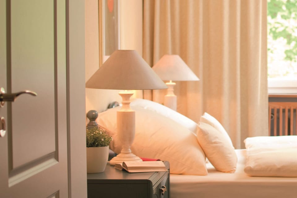 Hypo-allergenic bedding, minibar, in-room safe, desk