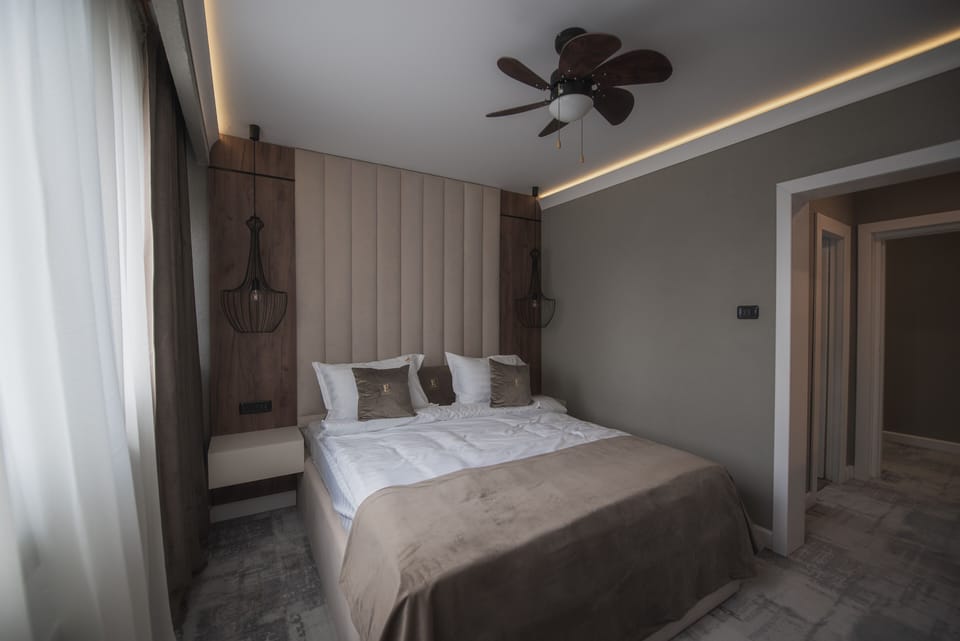 Deluxe Apartment | Minibar, in-room safe, desk, free WiFi