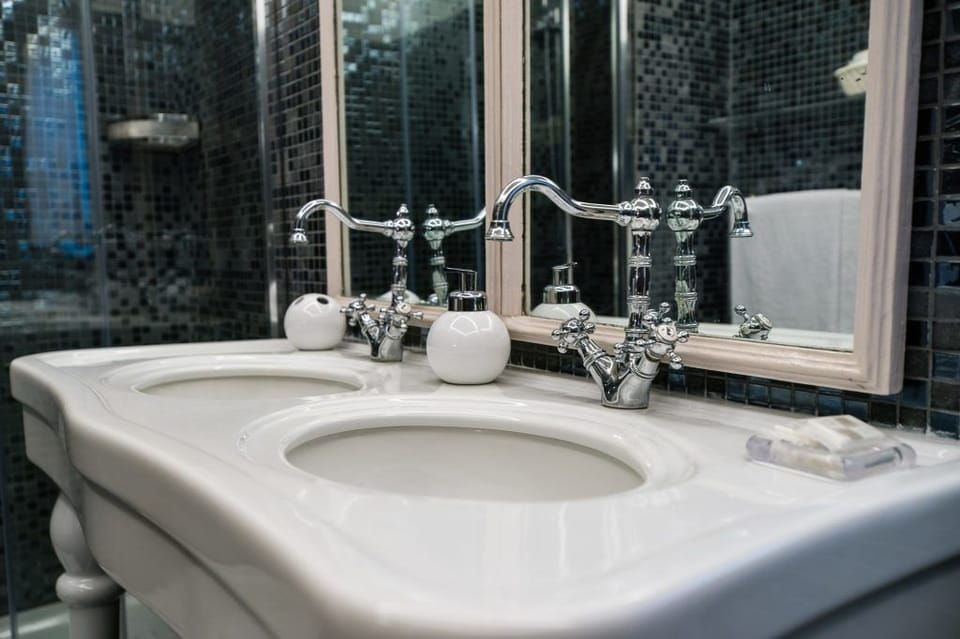 Standard Quadruple Room | Bathroom sink