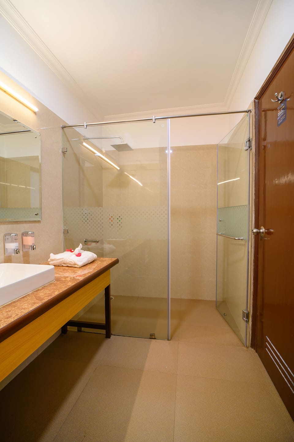 Premier Studio Suite | Bathroom | Free toiletries, slippers, bidet, towels