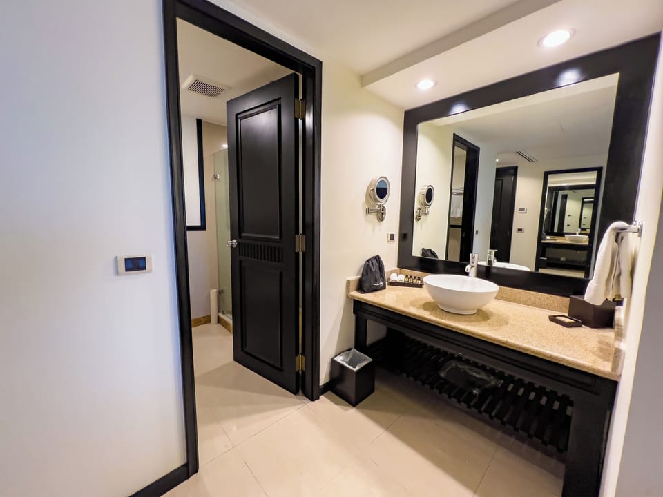 Premium bedding, in-room safe, individually decorated