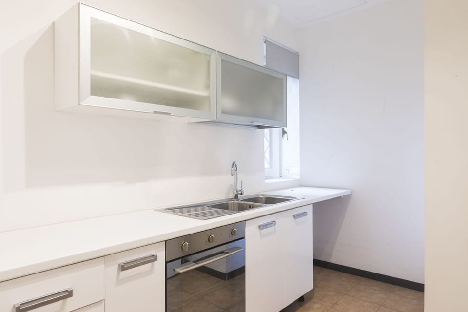 Apartment | Hypo-allergenic bedding, down comforters, in-room safe, desk