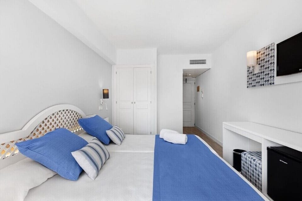 Down comforters, desk, free WiFi, bed sheets