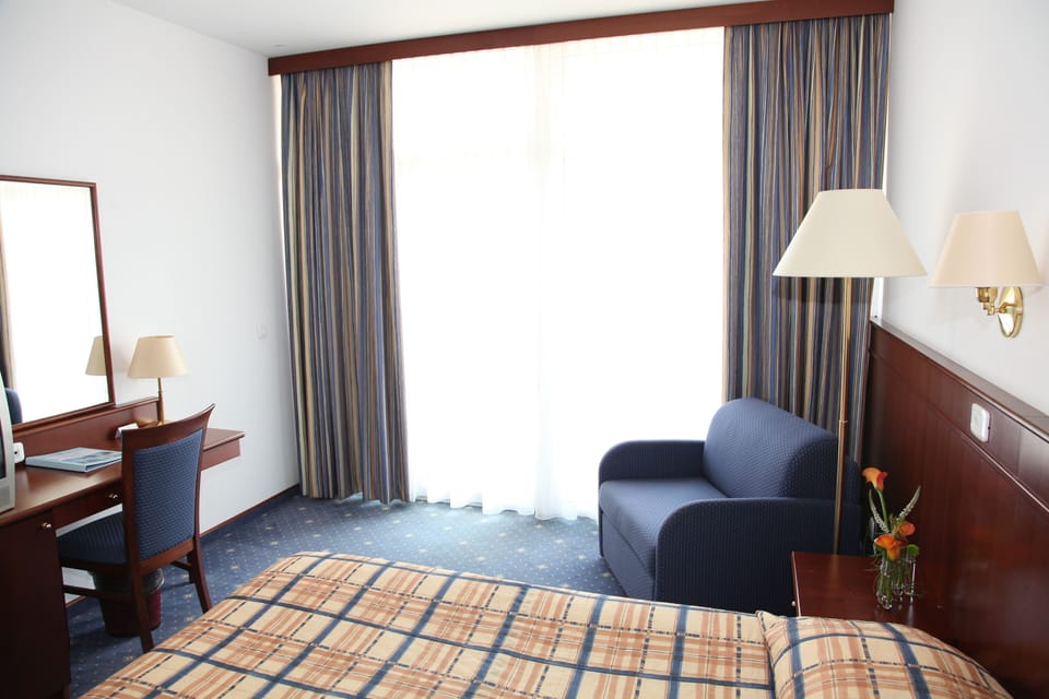 Minibar, in-room safe, cribs/infant beds, free WiFi