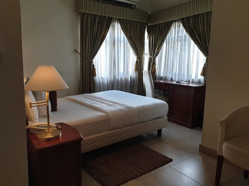 Deluxe Room | Desk, laptop workspace, blackout drapes, free WiFi