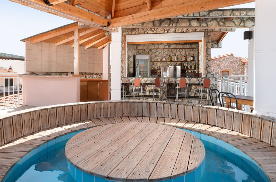 Swim-up bar