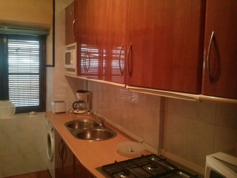 Twin Room | Shared kitchen | Full-size fridge, microwave, oven, coffee/tea maker