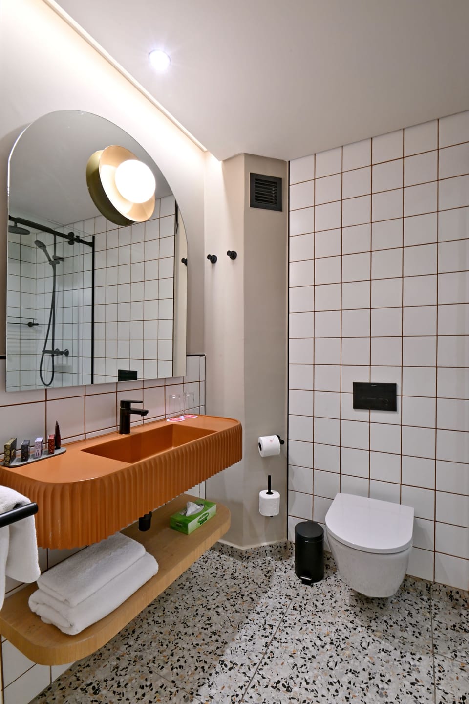 Separate tub and shower, deep soaking tub, free toiletries, hair dryer