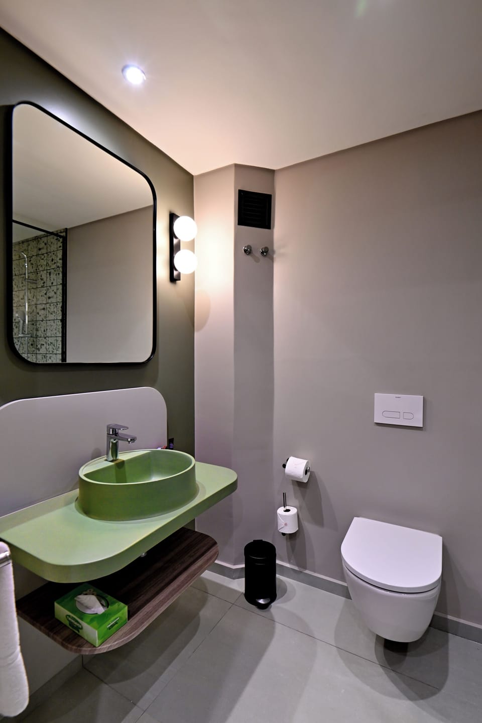Shower, hydromassage showerhead, free toiletries, hair dryer