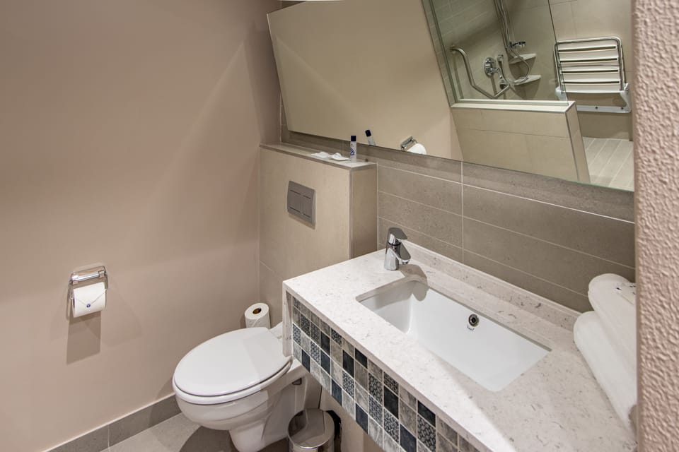 Double Room, Non Smoking | Bathroom | Shower, free toiletries, towels