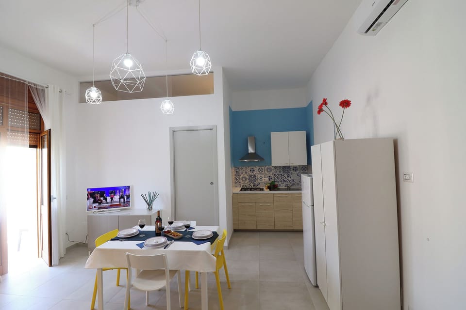 House, 1 Bedroom, Balcony, City View | Dining room
