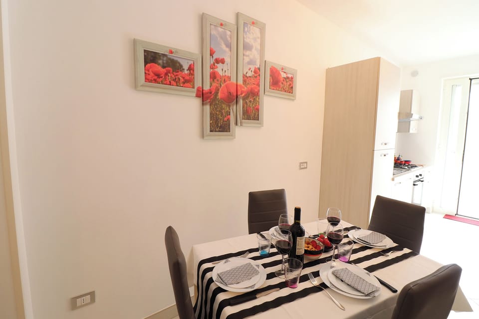 House, 1 Bedroom, Balcony, City View | Dining room
