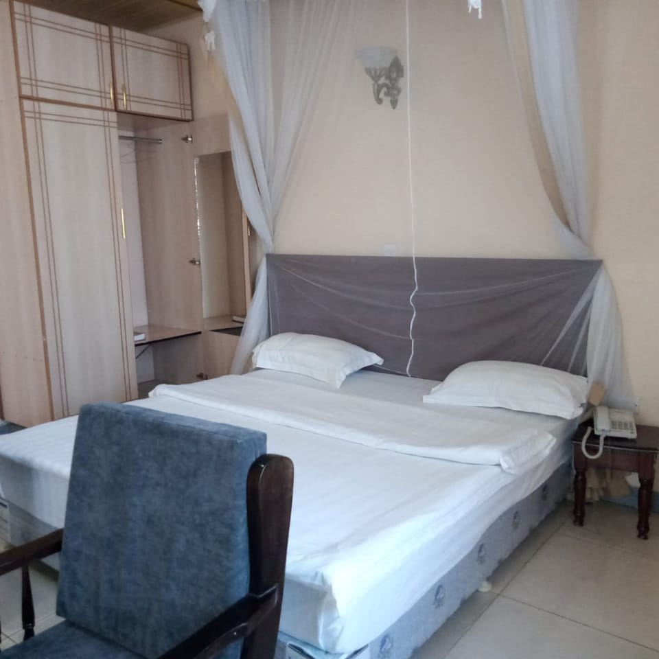 Single Room | Desk