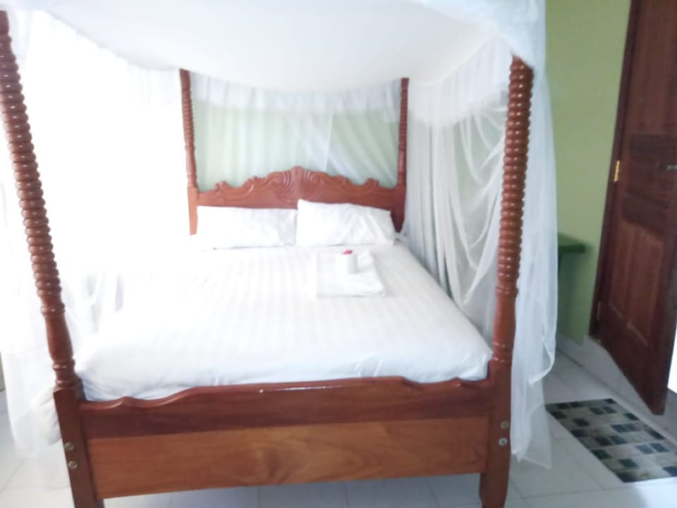 Single Room | Iron/ironing board (on request), WiFi (free), bed sheets