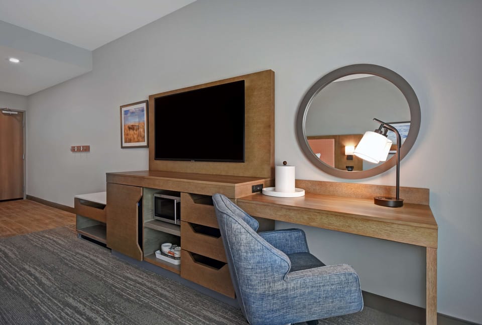 Hypo-allergenic bedding, in-room safe, desk, laptop workspace