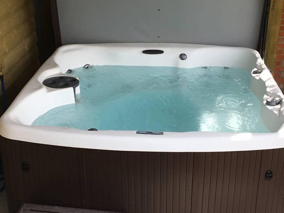 Luxury Cottage | Private spa tub