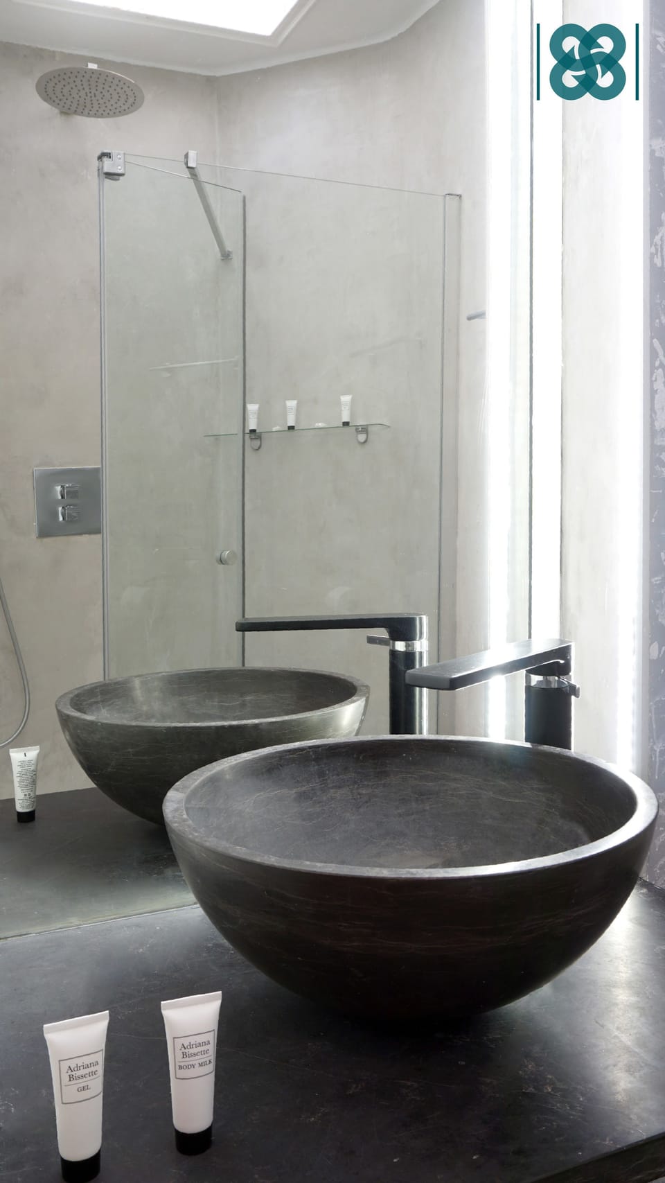 Deluxe Suite, City View | Bathroom sink