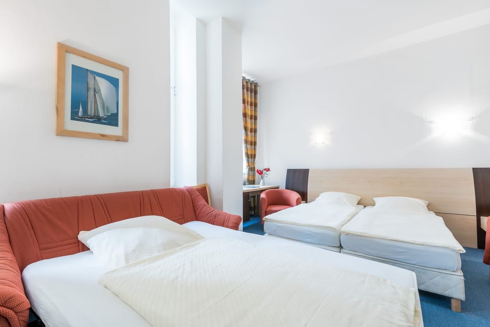 Deluxe Triple Room, Ensuite | Living room | TV