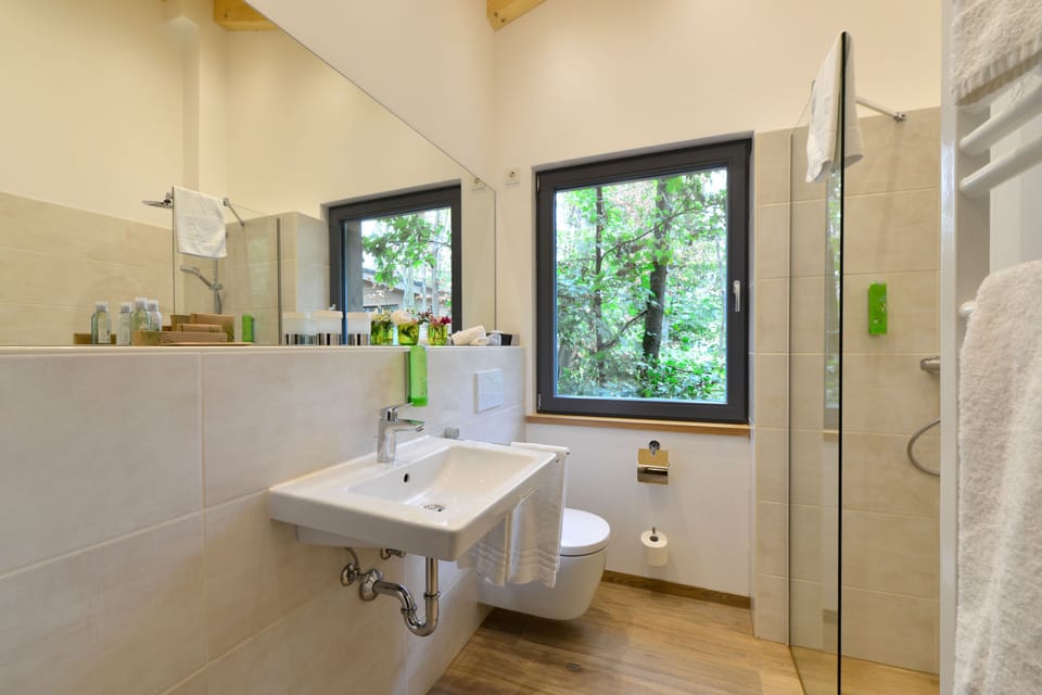 Baum Chalet, 1 Queen Bed, Garden View | Bathroom | Shower, free toiletries, hair dryer, bathrobes