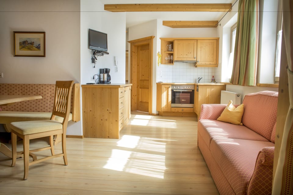 Comfort Studio (cleaning fee 100,00 Euro) | Living area | 17-inch flat-screen TV with satellite channels, TV