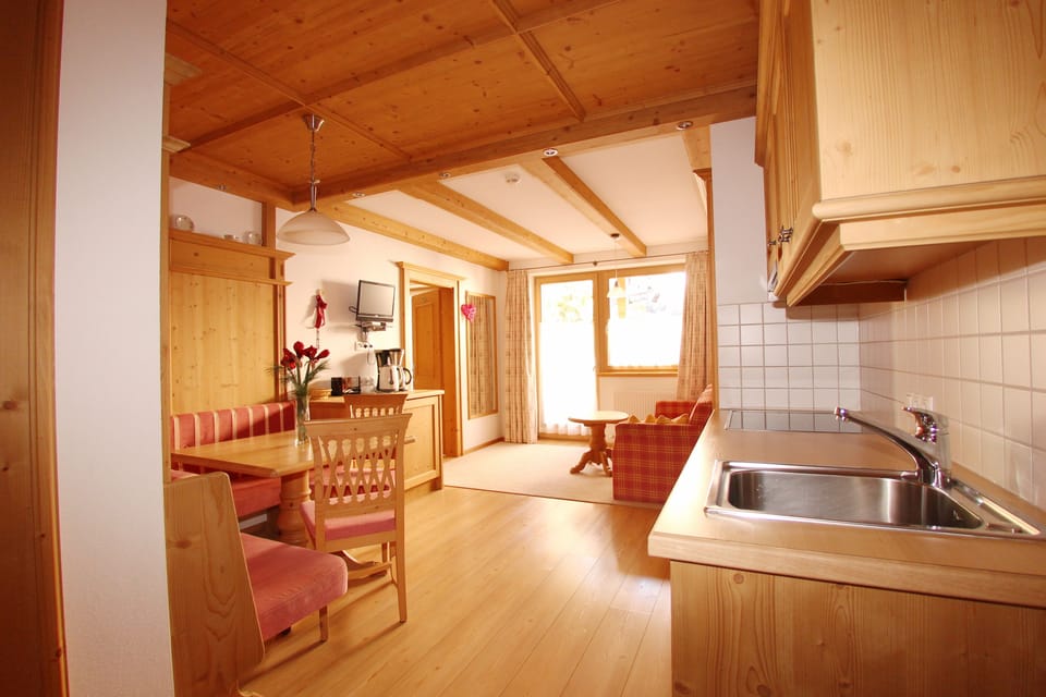 Comfort Studio (cleaning fee 100,00 Euro) | Living area | 17-inch flat-screen TV with satellite channels, TV