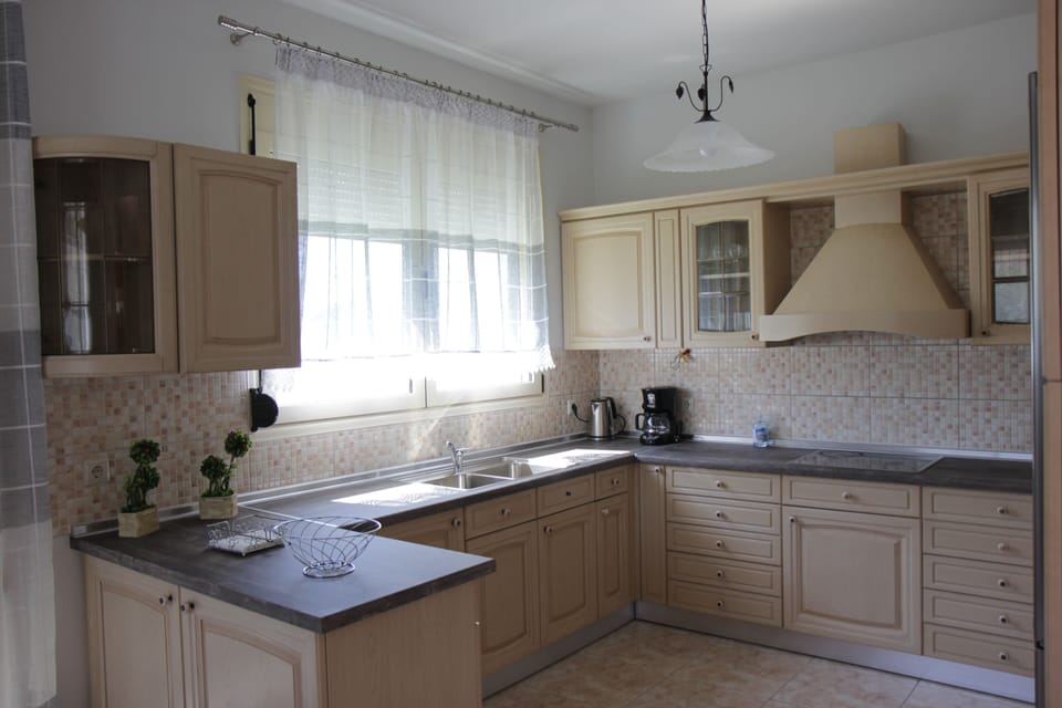 Elite Villa | Private kitchen | Fridge, oven, stovetop, coffee/tea maker