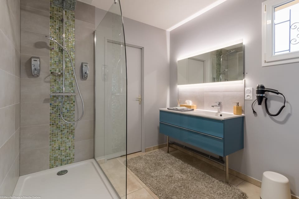Triple Room, Private Bathroom (Chambre Rambouillet) | Bathroom