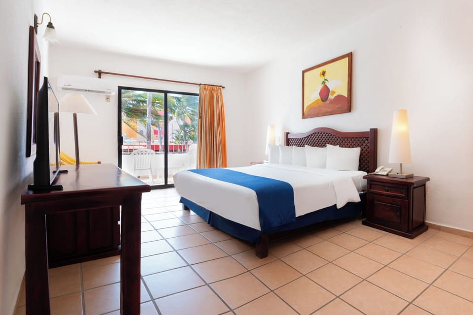 Room, 1 King Bed, Ocean View | In-room safe, cribs (free)