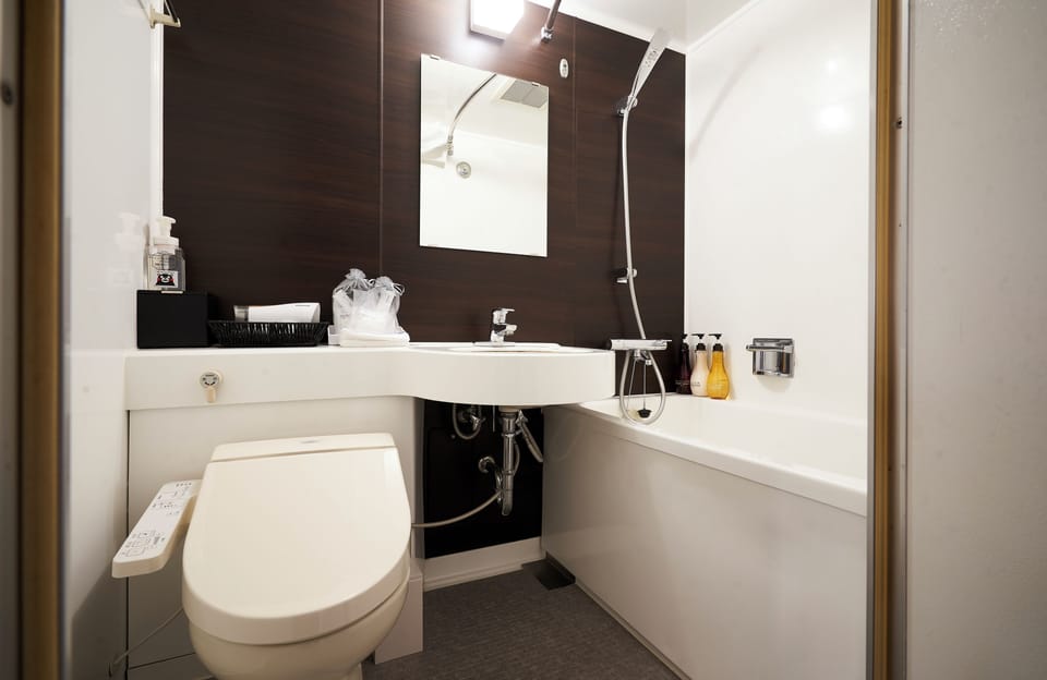 Standard Twin Room, Non Smoking | Bathroom | Combined shower/tub, free toiletries, hair dryer, slippers