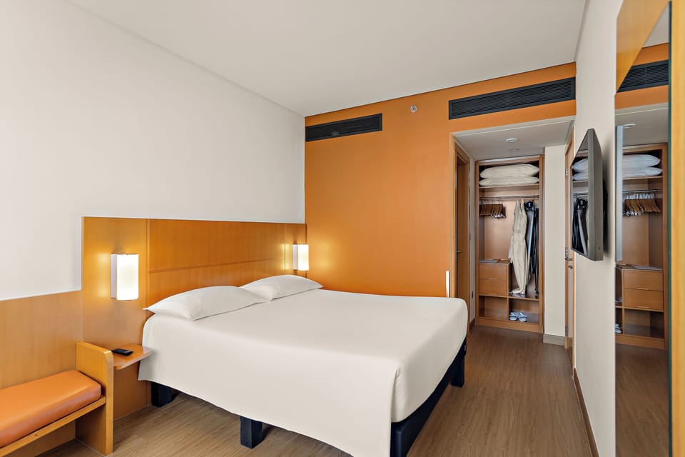 Desk, blackout drapes, free WiFi, bed sheets