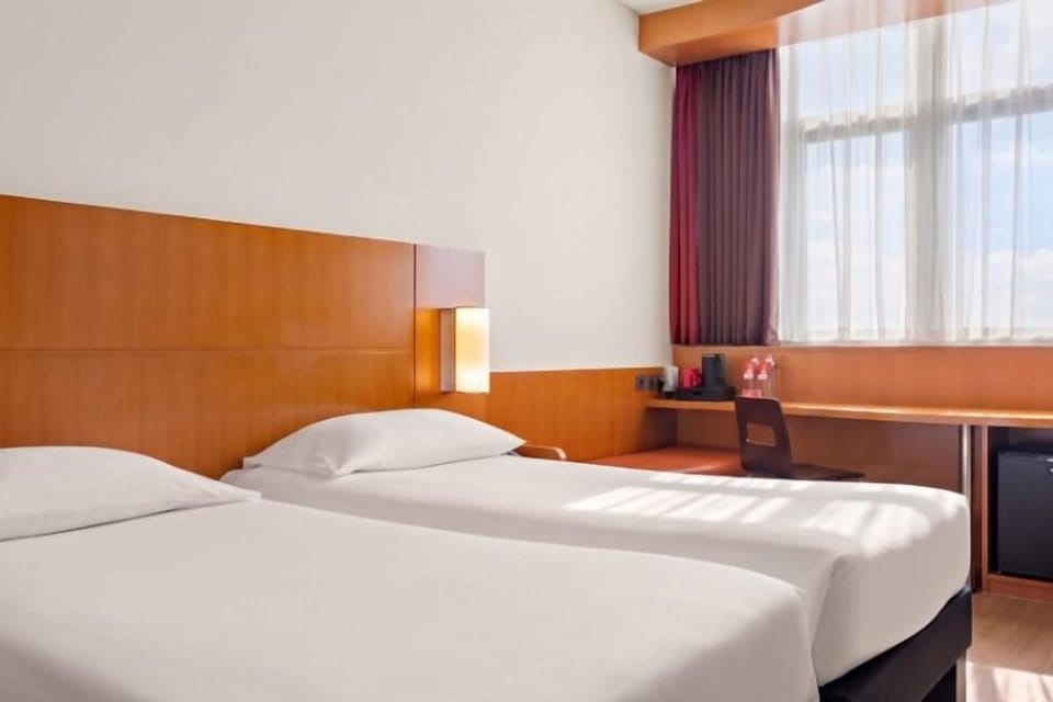 Standard Twin Room, 2 Twin Beds | Desk, blackout drapes, free WiFi, bed sheets