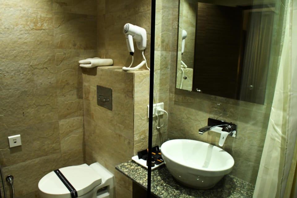Deluxe Twin Room | Bathroom | Shower, hair dryer, slippers, towels