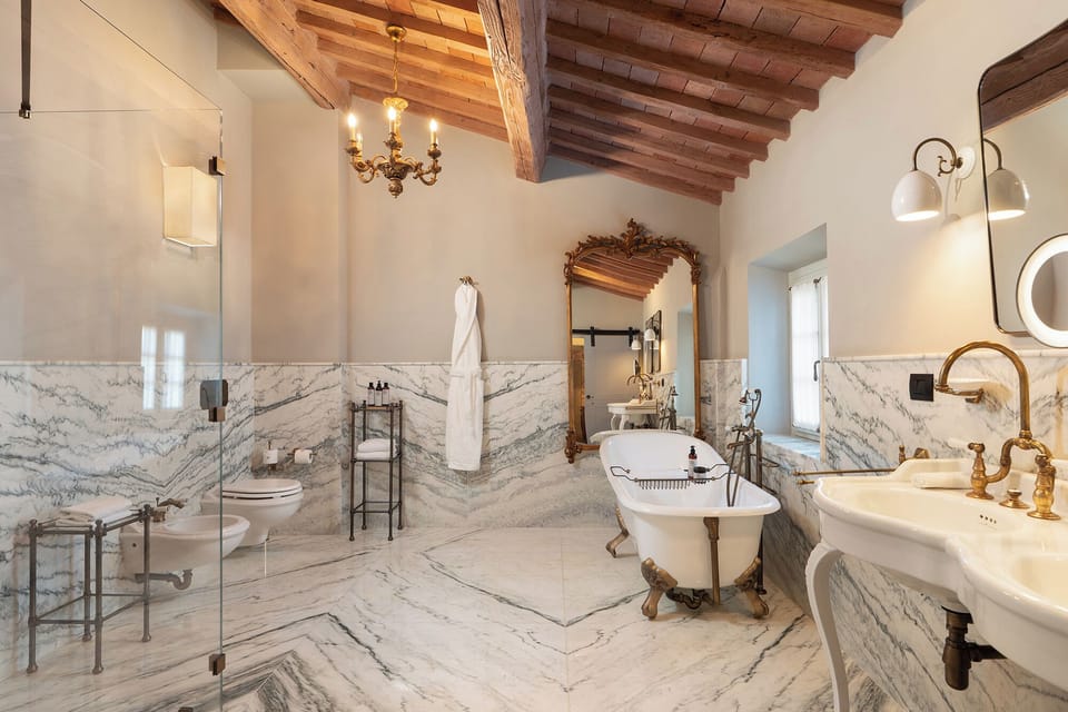 Master Suite Alessandri | Living area | 42-inch LED TV with digital channels, TV, Netflix