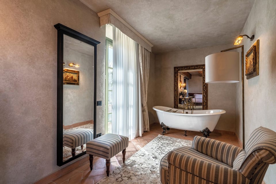 Pool Premium Suite | Living area | 42-inch LED TV with digital channels, TV, Netflix