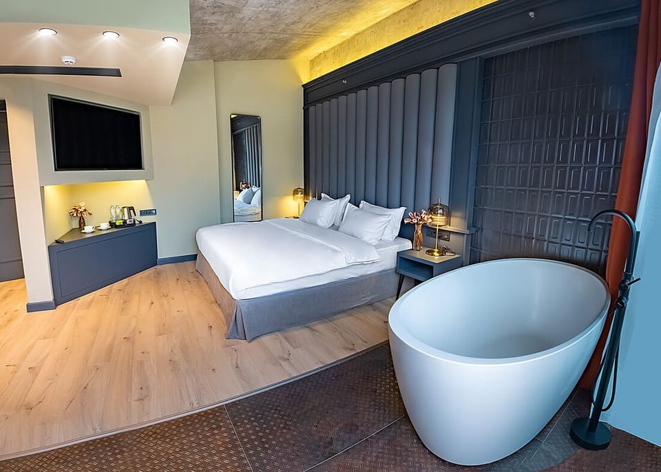 Presidential Suite, Terrace, River View | Premium bedding, minibar, in-room safe, desk