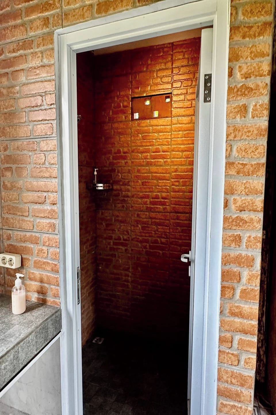 Cottage | Bathroom | Shower, free toiletries, towels