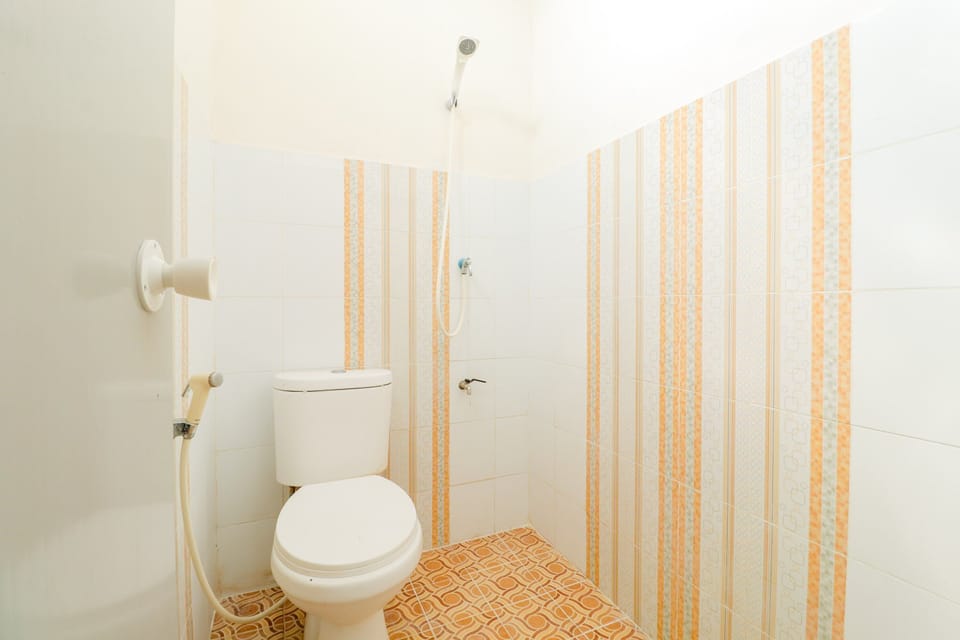 Standard Single Room | Bathroom | Shower, rainfall showerhead, towels