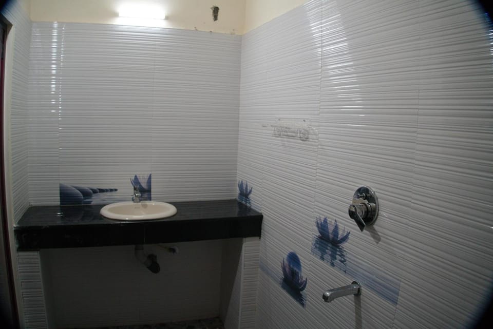 Shower, rainfall showerhead, towels
