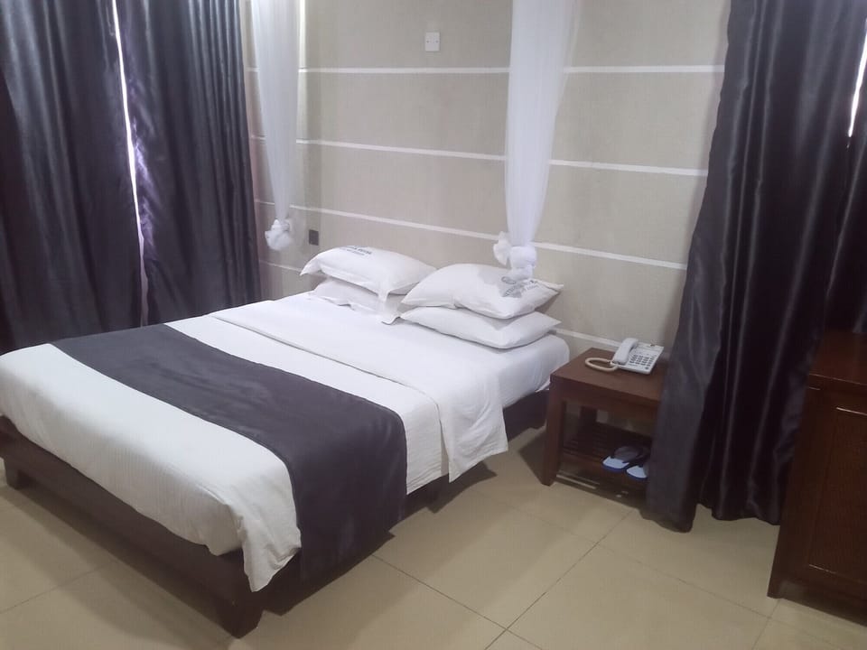 Deluxe Room | Desk, iron/ironing board, free WiFi, bed sheets