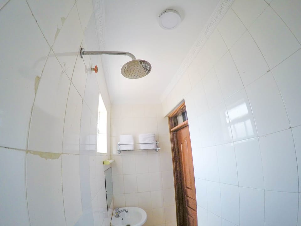 Double Room | Bathroom | Shower, rainfall showerhead, free toiletries, towels