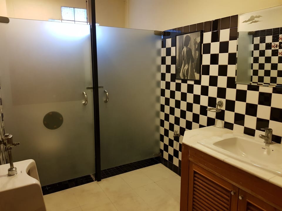 Mixed Dormitory 8 Beds | Bathroom | Shower, free toiletries, hair dryer, towels