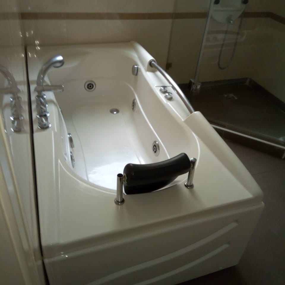 Jetted tub
