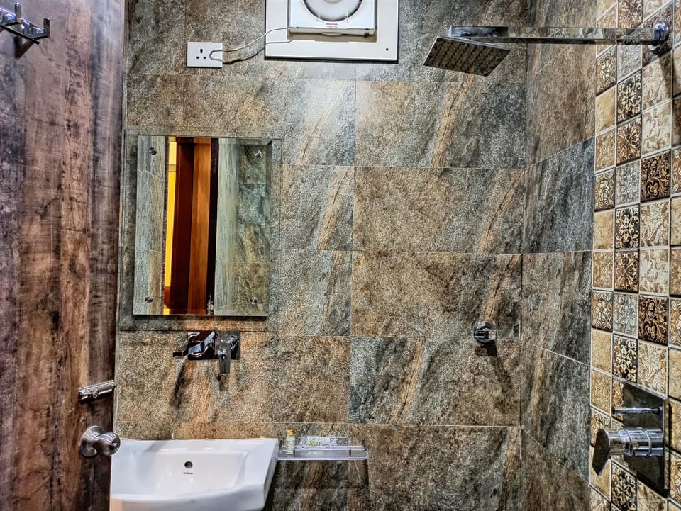 Deluxe Room | Bathroom | Shower, towels