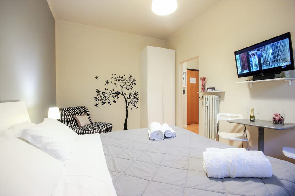 Apartment, 1 Bedroom | 1 bedroom, iron/ironing board, travel crib, WiFi (free)