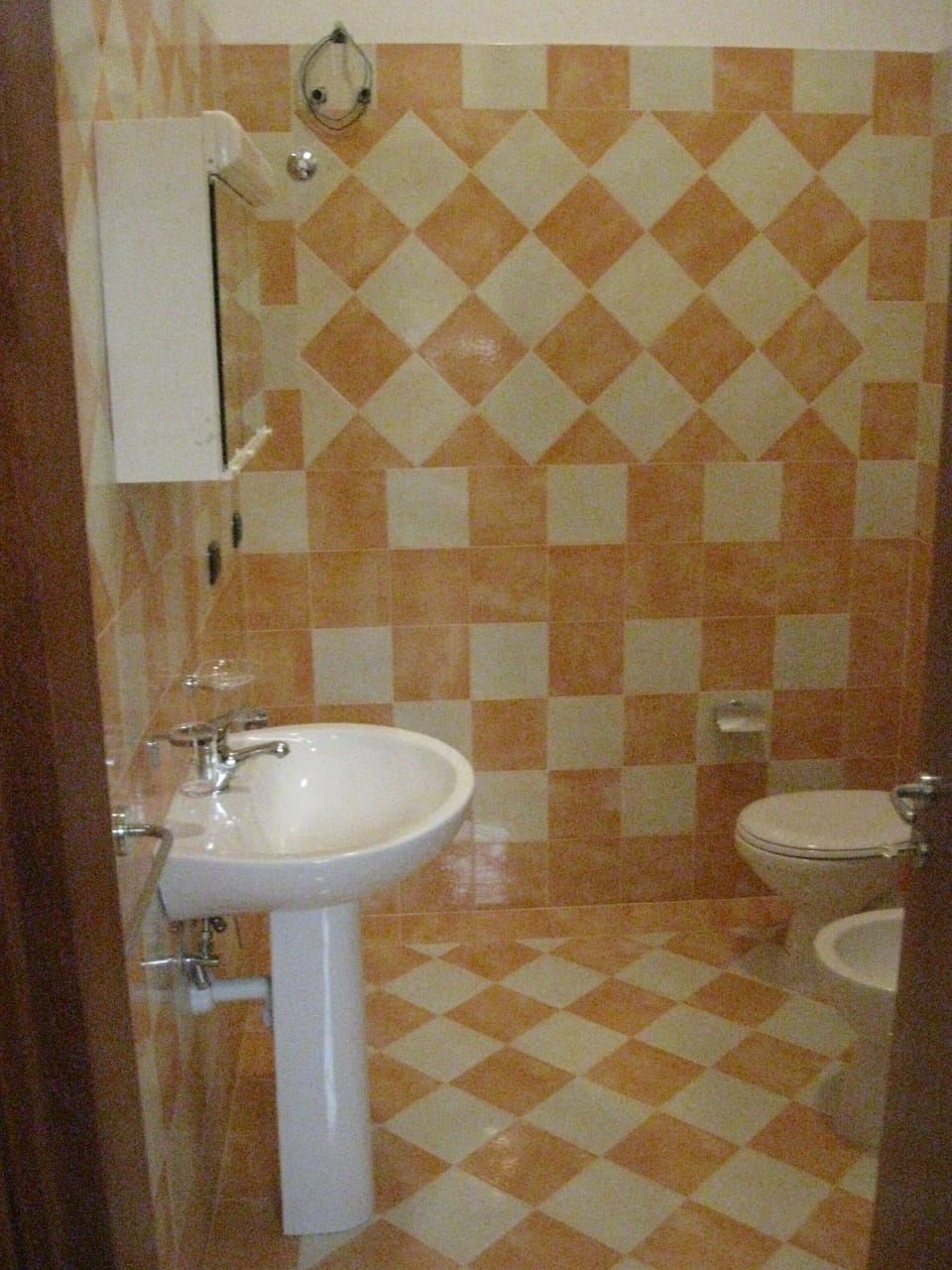 Apartment, 2 Bedrooms | Bathroom | Hair dryer, shampoo