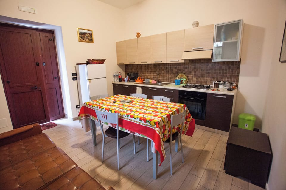 Apartment, 2 Bedrooms | Dining room