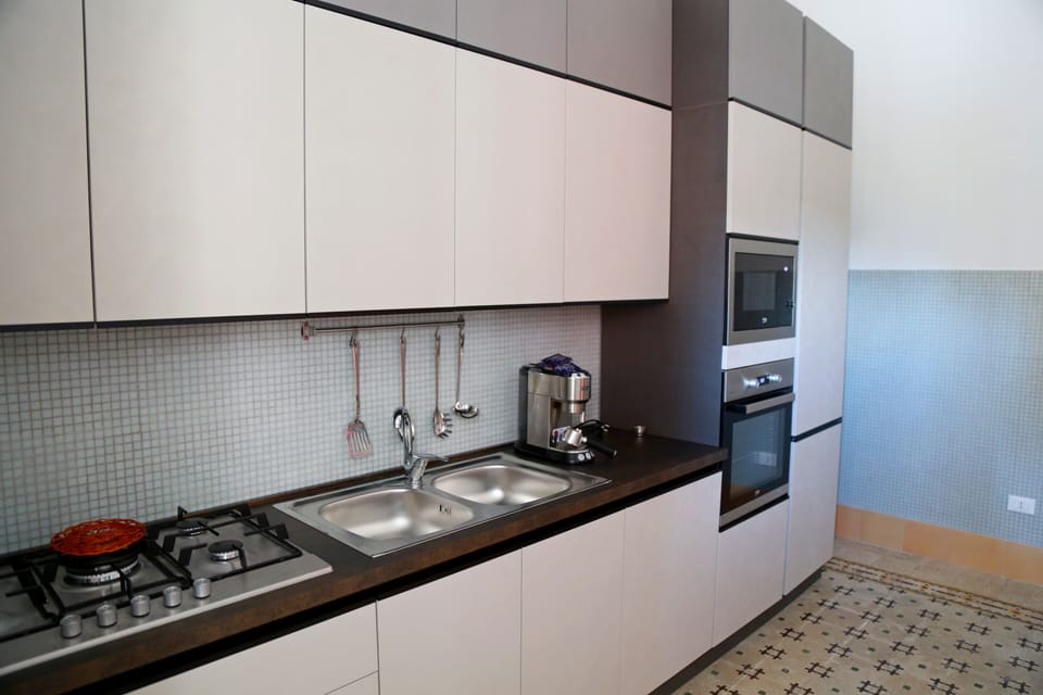 Full-size fridge, microwave, oven, cookware/dishes/utensils