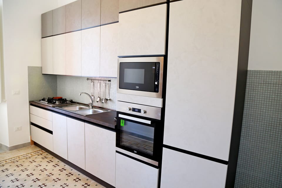 Full-size fridge, microwave, oven, cookware/dishes/utensils