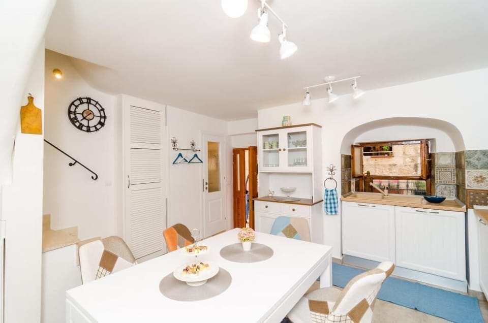 House (Two Bedroom Holiday Home) | In-room dining
