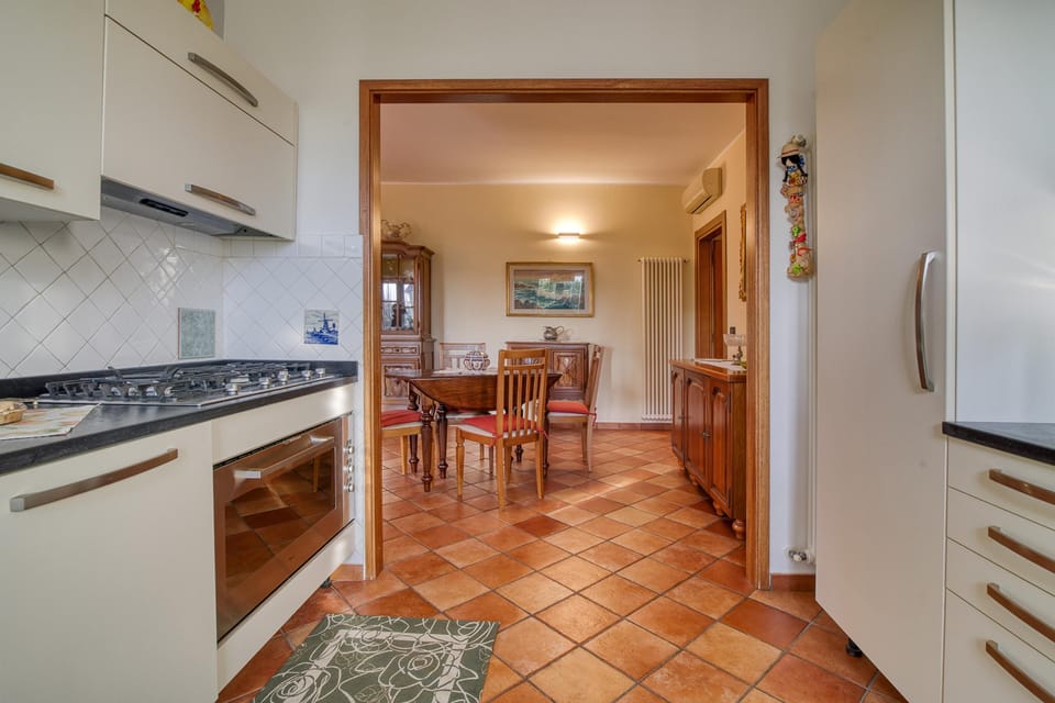 Family Apartment, Multiple Bedrooms, 2 Bathrooms (La Casetta Sull'Albero) | Private kitchen | Fridge, microwave, oven, stovetop